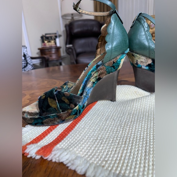 J. Vincent Crushed Velvet Wedge Sandals Size 8.5M – Teal Green Leather Heels - Picture 7 of 16